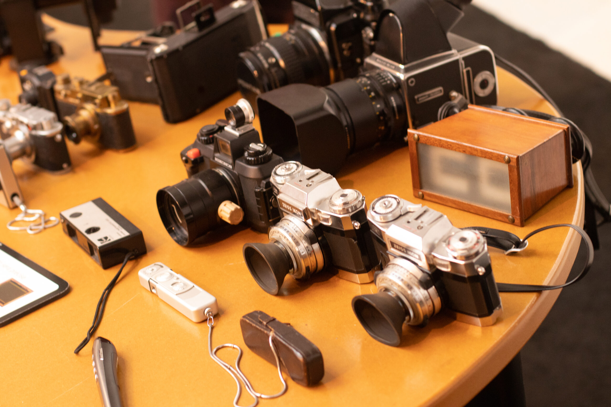 Tijdens de basiscursus digitale fotografie leggen we verschillende camera's uit